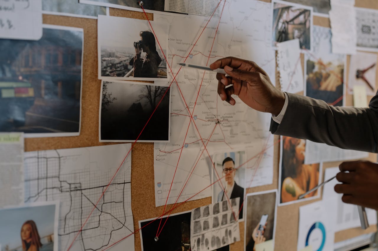 Painel de investigação criminal com fotos, mapa e fios vermelhos conectando informações.